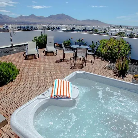 3 Bedroom With Pool And Jacuzzi 普拉亚布兰卡