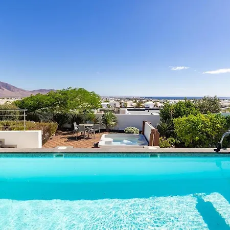 3 Bedroom With Pool And Jacuzzi Villa *