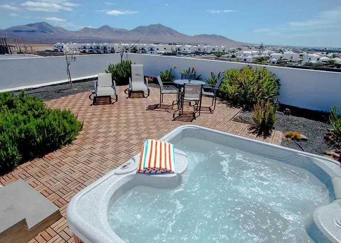 3 Bedroom With Pool And Jacuzzi Playa Blanca (Lanzarote)